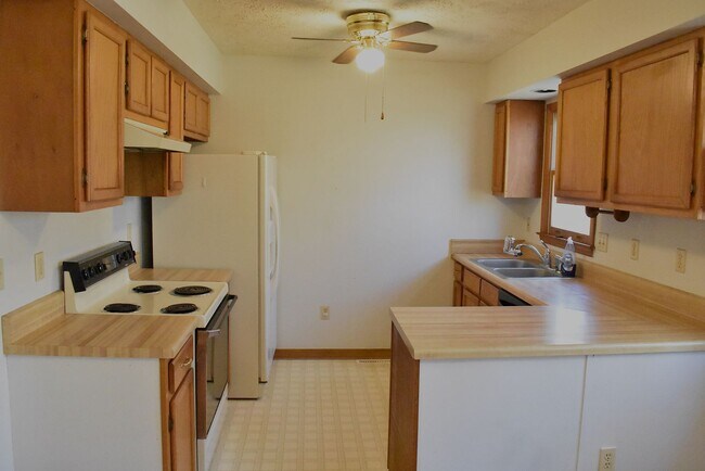 Building Photo - Presidential Lakes Presents....
