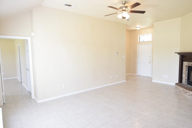 Foto del edificio - 2210 Waterfall Dr