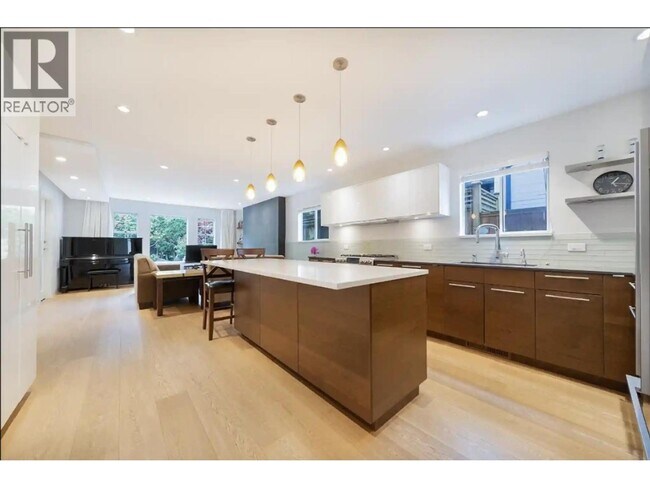 Photo du bâtiment - 453 W 16th Ave