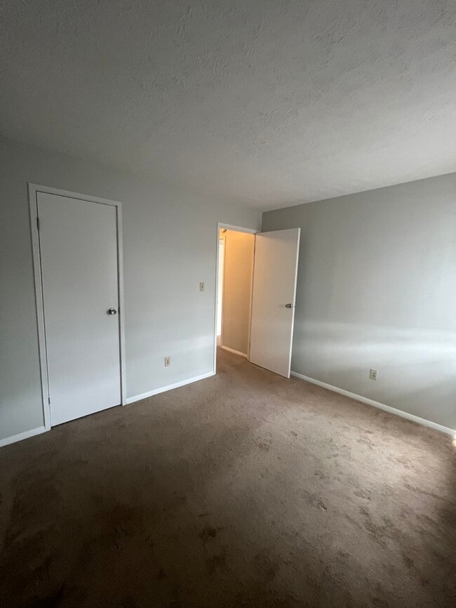 Building Photo - 2 bedroom 1.5 bath condo