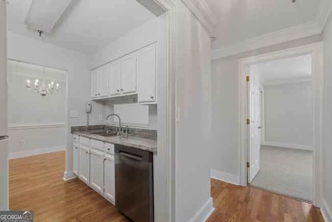 Foto del edificio - 300 Johnson Ferry Rd