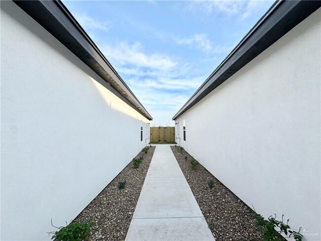 Building Photo - 11 Aryana N Ave