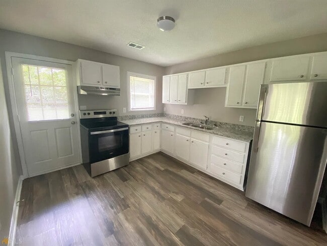Building Photo - 617 Camellia Cir