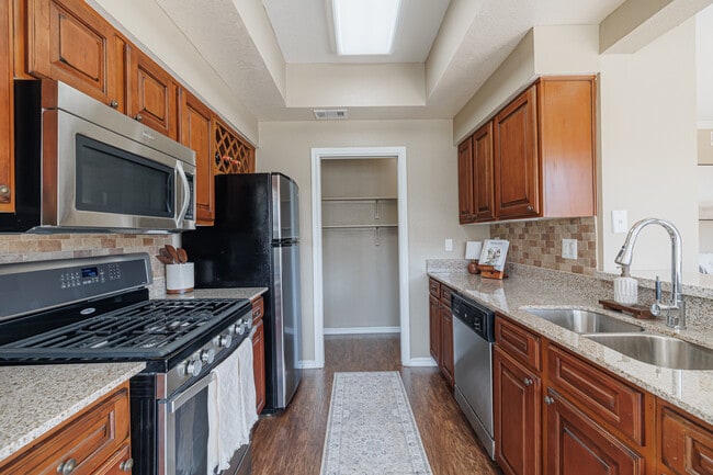 Building Photo - Waters Edge