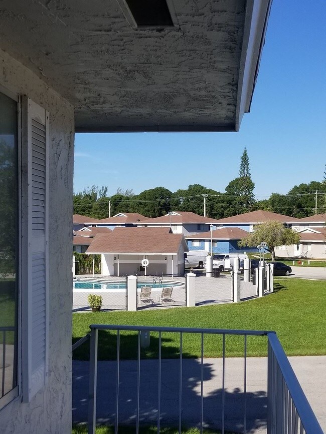Building Photo - 2 br, 1 bath House - 904 E TIFFANY DR #4