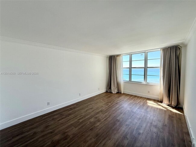 Foto del edificio - 5151 Collins Ave