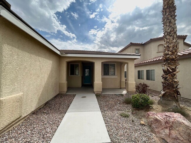 Building Photo - One story single lovely house with a beautiful desert view