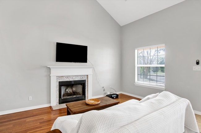 Foto del edificio - Innerarity Point Living at an Affordable Cost!