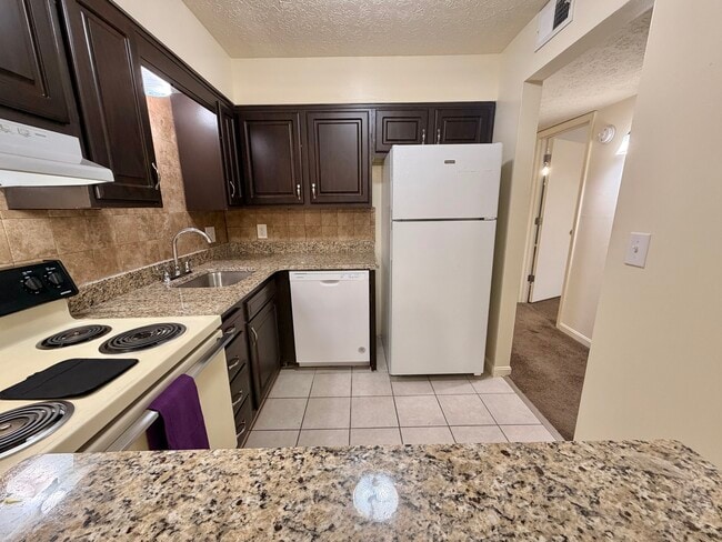 1 BED - NEW GRANITE COUNTERS - Countrybrook Apartments