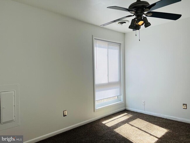 Foto del edificio - 8613 Seasons Way