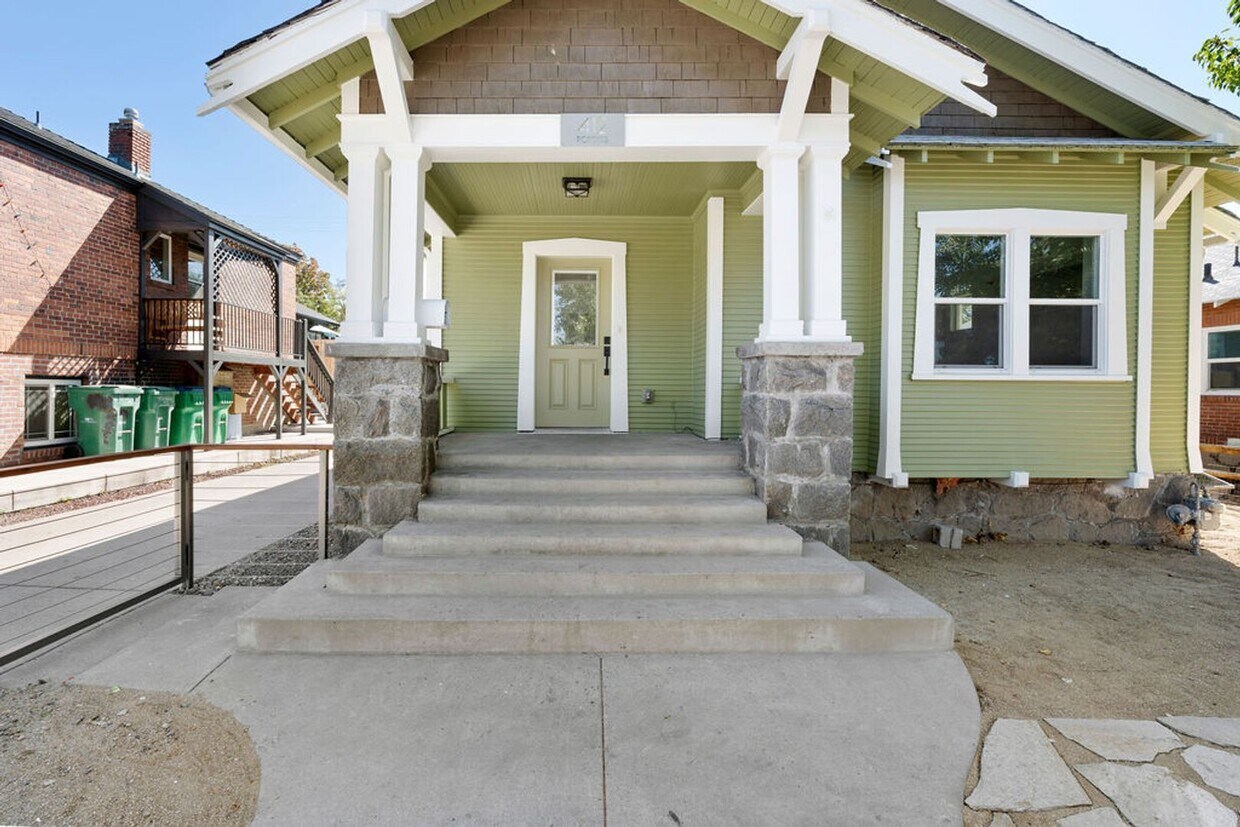 Primary Photo - 412 Roberts St