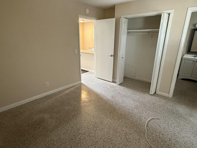 Foto del edificio - 1118 N H St