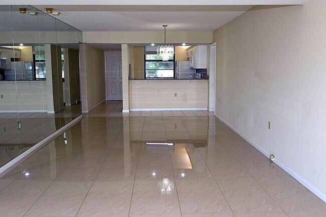 Dining area - 3500 Whitehall Dr