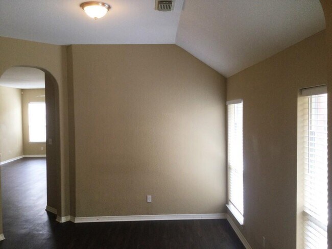 Building Photo - 214 Autumn Creek Ln