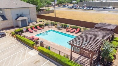 Building Photo - 200 Riverbend Dr