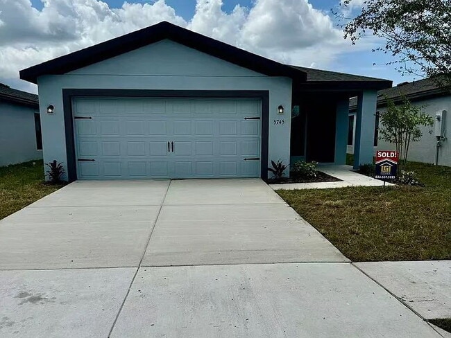 Building Photo - This almost new home is in the beautiful Crossings at Palm River Neighborhood, 5 minutes from 618...