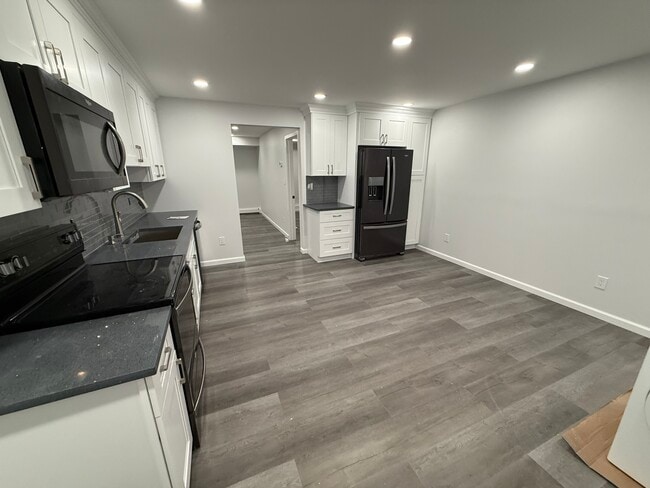 Kitchen - 53 Homeland Dr