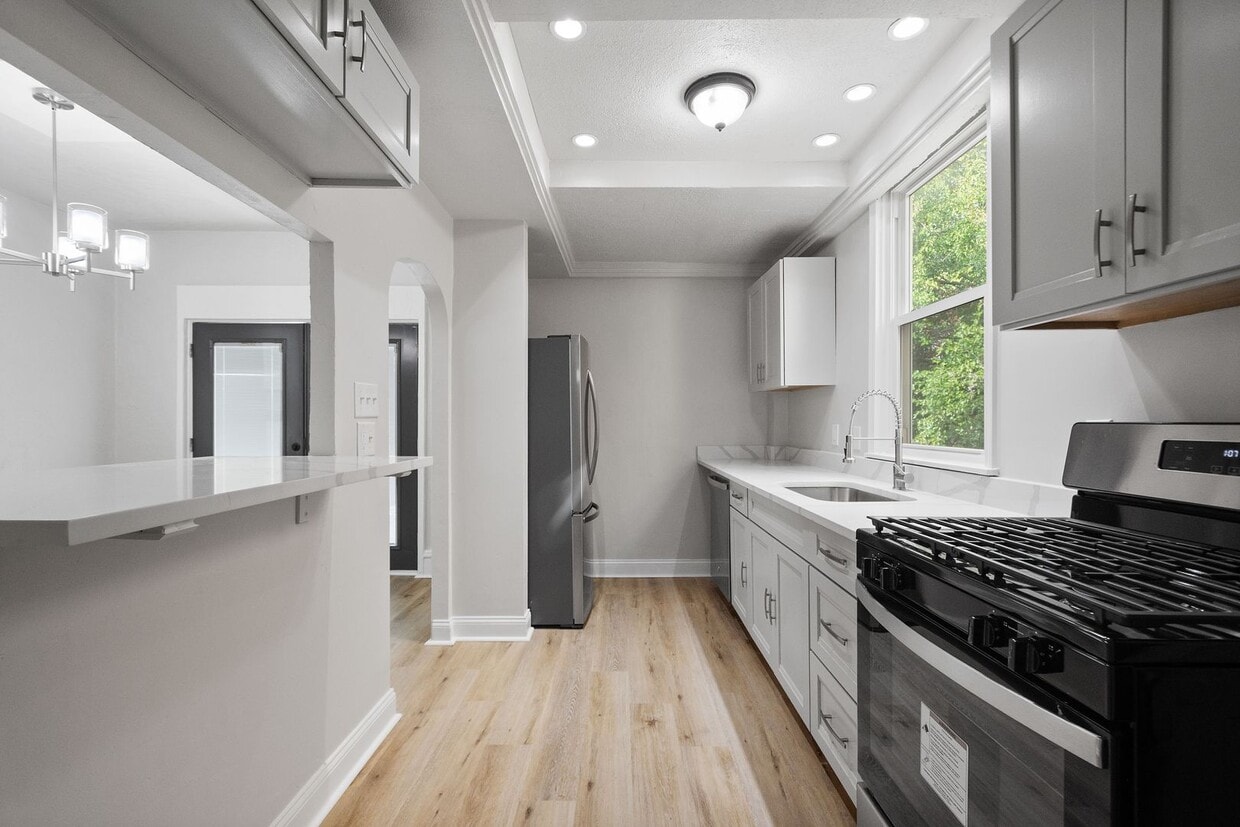 Charming 2 bedroom home in Beechview available May 1! - Charming 2 bedroom home in Beechview available May 1!