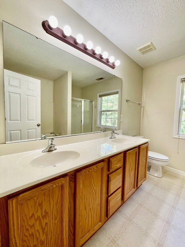 Foto del edificio - 806 Northwood Hills Ave