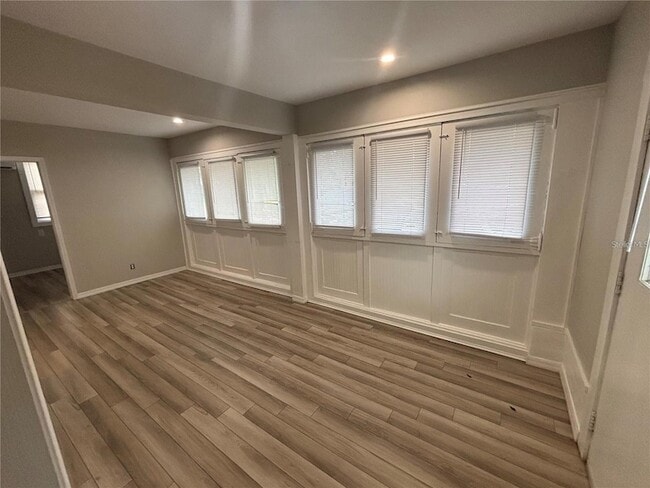 Building Photo - 107 W 6th St