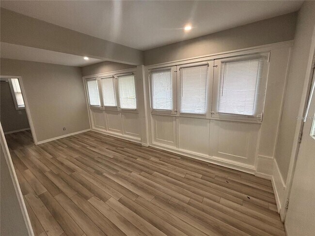 Foto del edificio - 107 W 6th St