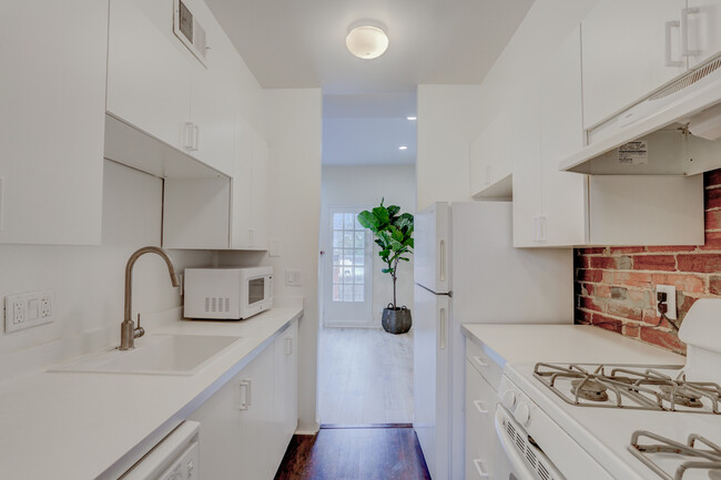 Full Kitchen - 615 10th St NE