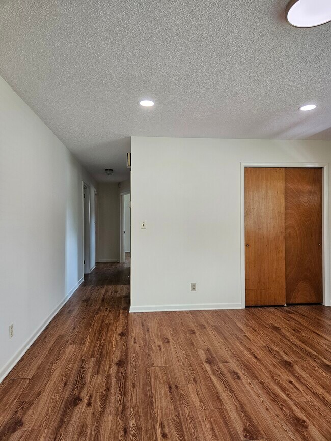 Foto del edificio - 303 S Germantown Rd