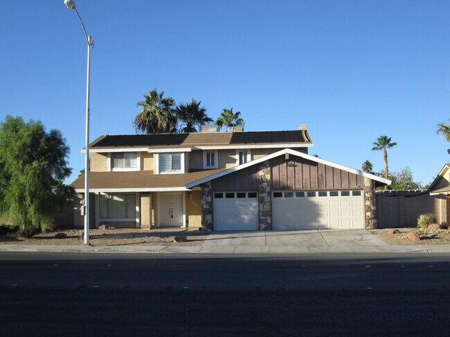 Building Photo - HURRY AND GET THIS POOL PROPERTY BEFORE TH...