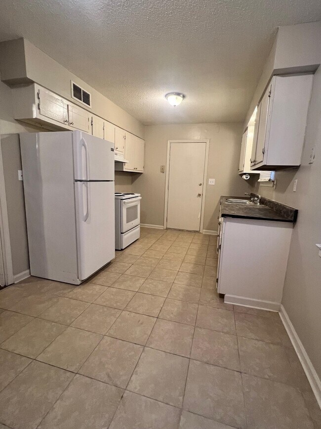Foto del edificio - 3667 Hillbrook Rd