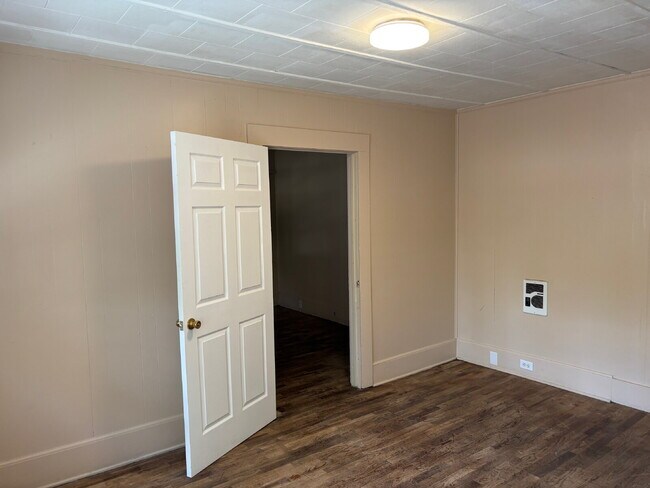 Building Photo - 2 bedroom 1 bath Duplex for rent. ALL Util...