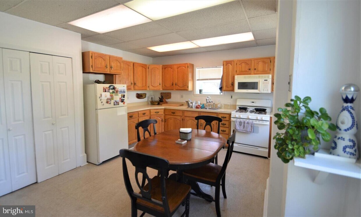 405 Vanderslice St Unit 1, Phoenixville, PA 19460 Room for Rent in