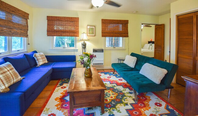 SALÓN: Sofá cama azul (izquierda, tamaño queen), sofá cama verde (derecha, tamaño matrimonial), dormitorio (parte trasera, derecha) - 14 S Venice Blvd