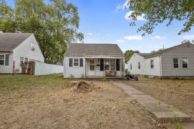 Building Photo - 2022 Charles St