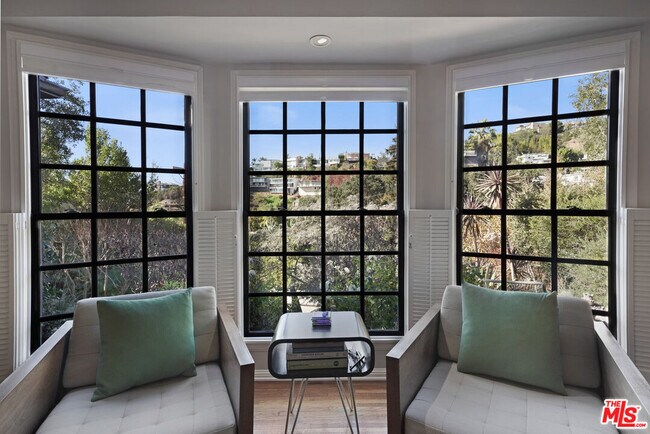 Foto del edificio - 1522 Forest Knoll Dr