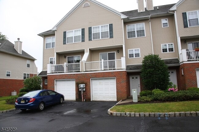Building Photo - 17 Castle Dr