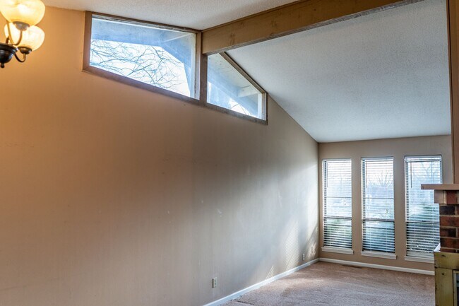 Building Photo - 3 bed | 2 bath home in desirable area