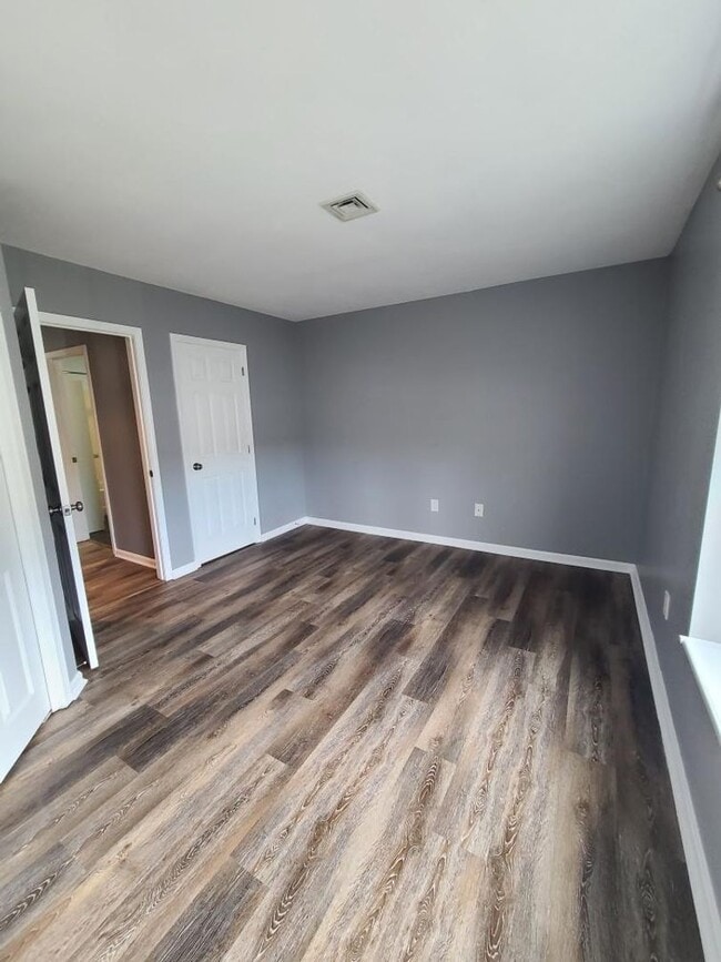 Building Photo - 2 Bed, 1 Bath, 1st Floor Unit