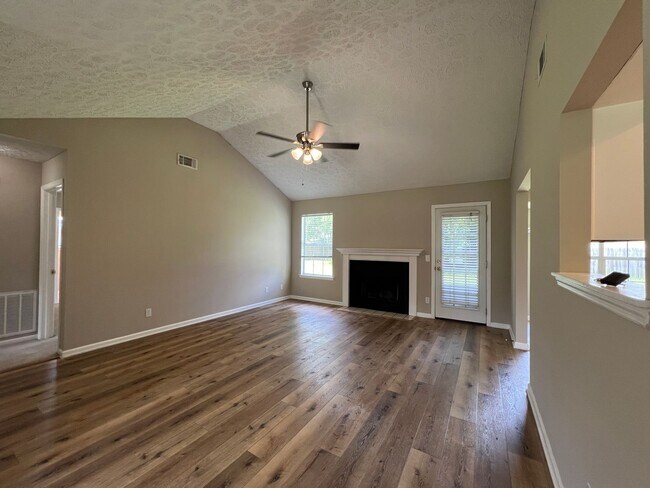 Foto del edificio - 3 bedroom 2 bath in Goshen Hills