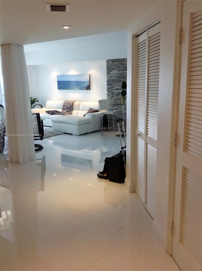Foto del edificio - 16699 Collins Ave