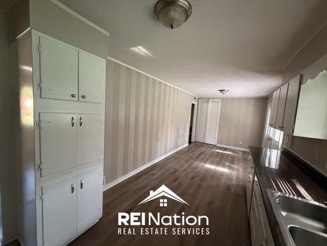 Foto del edificio - 3BR/2BA Center Point Rental with Hardwood Floors Throughout & Fenced Backyard