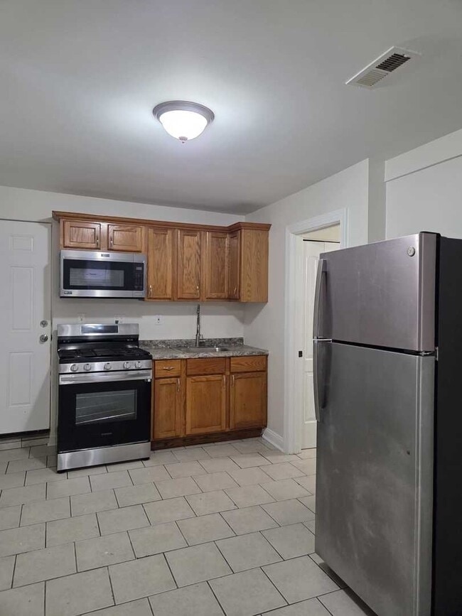 Building Photo - 2416 S Sawyer Ave