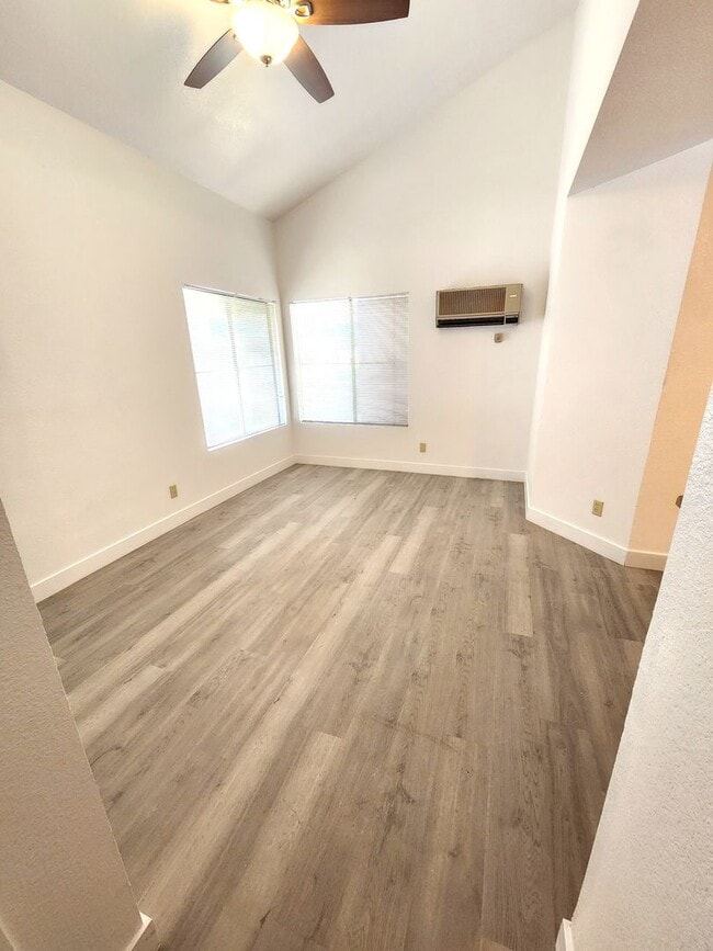 Building Photo - Charming Condo in the city of Las Vegas