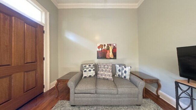 Foto del edificio - Well-Kept 2-Bedroom, 1-Bath Home in a Desi...