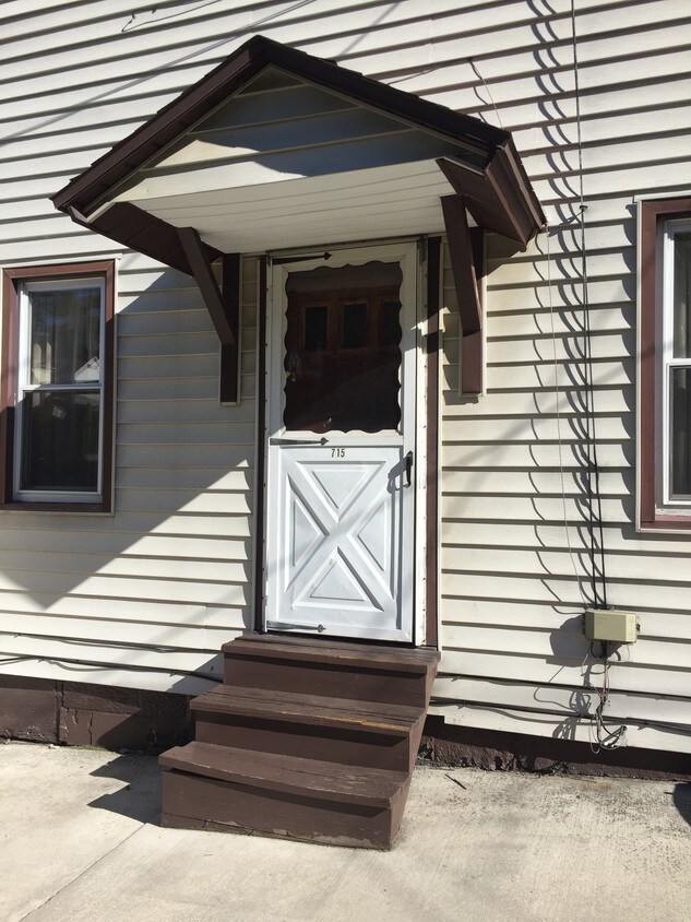 Front Entrance - 715 Maple St