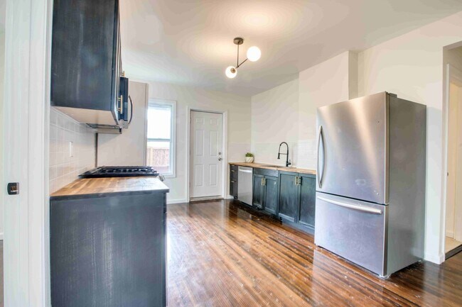 Foto del edificio - 2bed 1 bath apartment for rent on Kibbe St