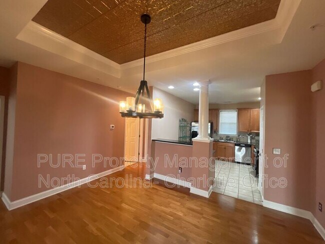 Building Photo - 8915 Rosalyn Glen Rd