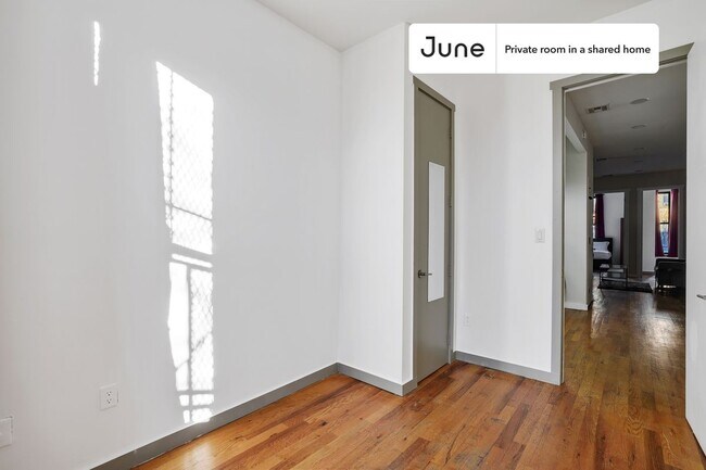 Foto del edificio - Private bedroom in 4 bed/1.5 bath Home