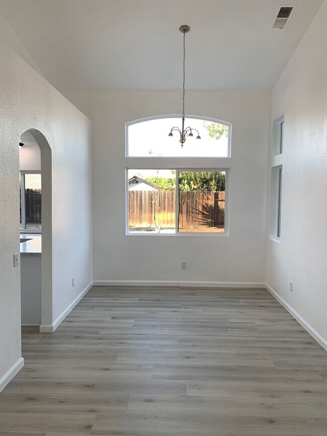 Foto del edificio - Full remodeled 4 bedroom 3 Bathroom home