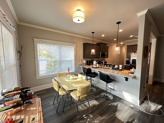 Foto del edificio - Four Bedroom Available off MLK