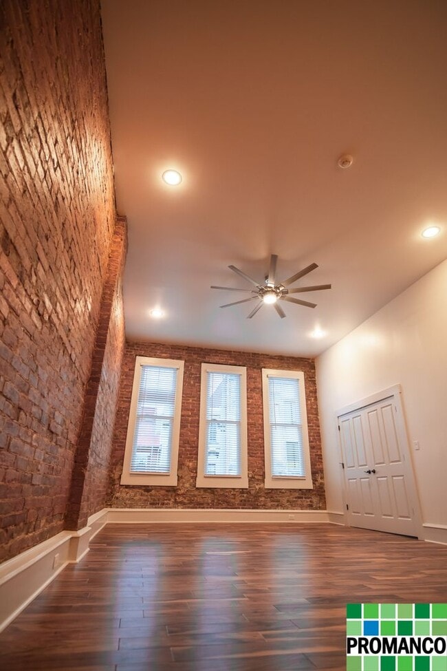 Building Photo - Downtown Luxury Loft Apartment